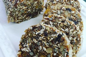 Sėklų ir džiovintų vaisių vyniotinis: sveika, greita, paprasta ir skanu