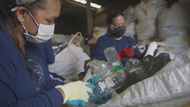 Filipinai bando įveikti plastiko atliekų krizę: iš ekologinės medienos stato tvoras