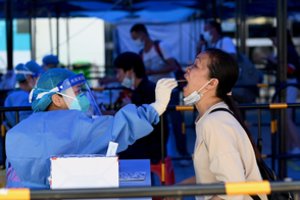 Žiemos olimpiadai besirengianti Kinija grumiasi su nauju COVID-19 protrūkiu