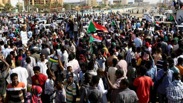 Karinis perversmas Sudane: vyriausybės nariai sulaikyti, kariai šaudo į protestuotojus