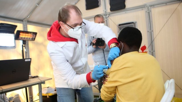 Į Ruklą atvyko mobilus vakcinavimo centras: migrantai dėl įvairių sąmokslo teorijų skiepytis neskuba