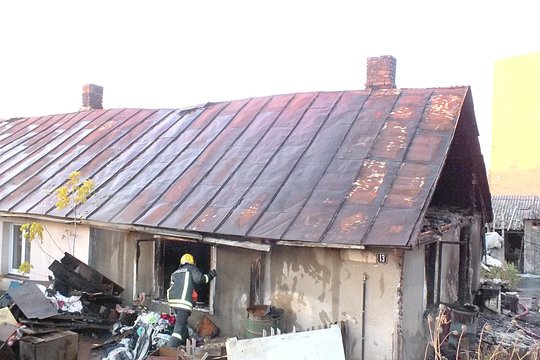 Tragedija Marijampolėje: užsiliepsnojus butui moteris išbėgo lauk, o vyras žuvo