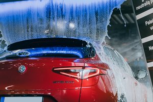 Plaunant automobilį specialistai ragina nedaryti šių grubių klaidų: vėliau ilgai gailėsitės, nuostoliai bus nemenki