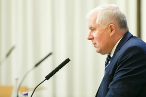 A. Anušauskas patvirtino, kad šiuo metu bendraujama tik su vienu afganistaniečiu dėl galimybės atsigabenti jį ir jo šeimą