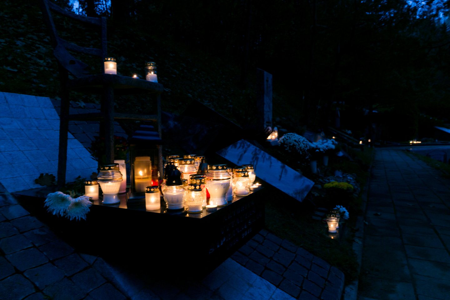 Kasmetinė problema kapinėse: vagiami vainikai, žvakės ir gėlės.<br>T.Bauro asiciatyvi nuotr.