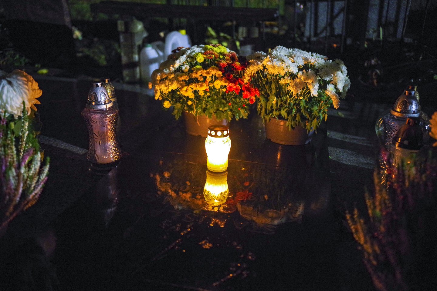 Kasmetinė problema kapinėse: vagiami vainikai, žvakės ir gėlės.<br>V.Ščiavinsko asociatyvi nuotr.