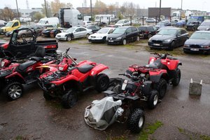 Automobiliai – su antrankiais: išsižiosite sužinoję, ką galima išvysti Kauno policijos laikino sulaikymo aikštelėje