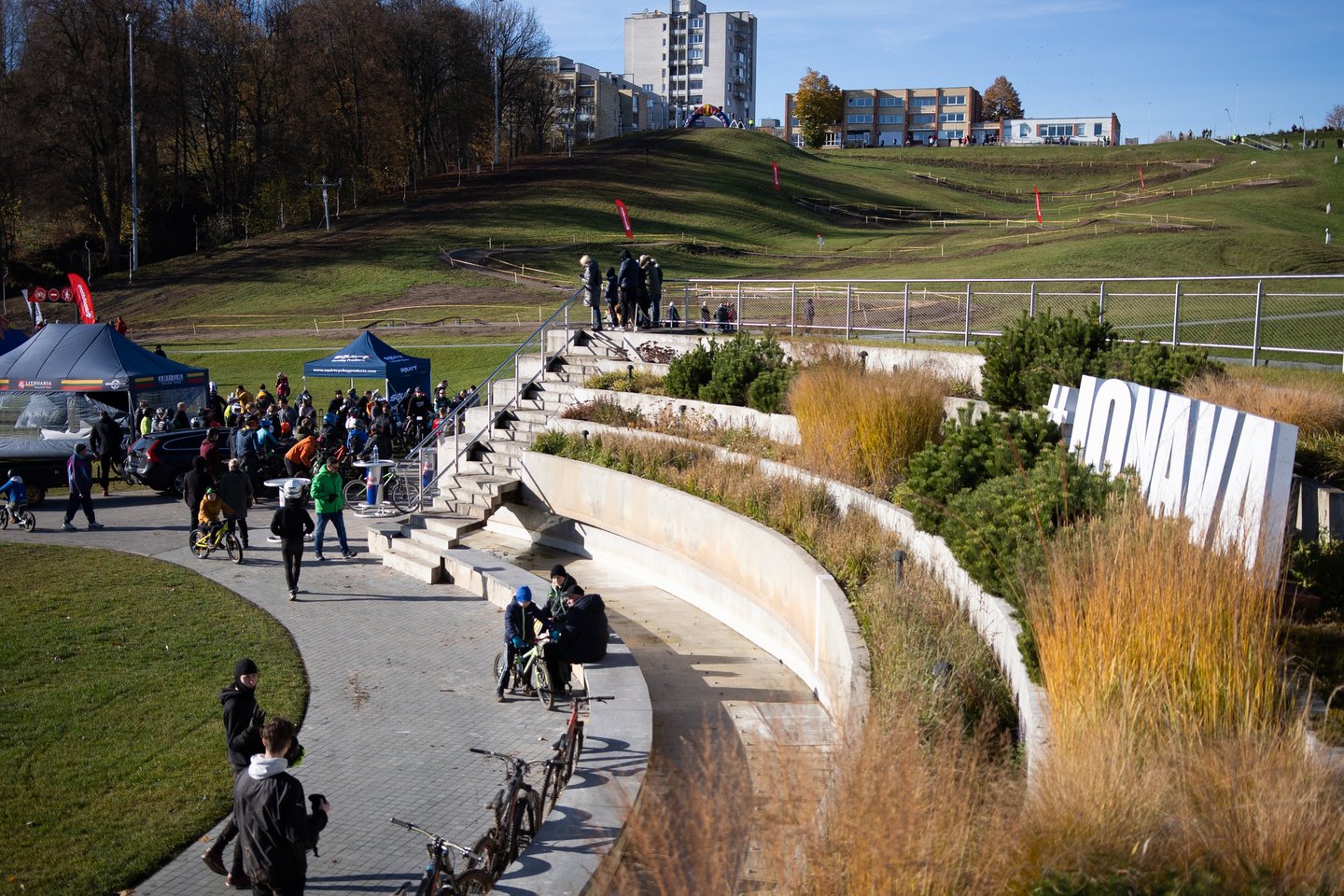 Jonavoje atidarytas dviračių parkas bei surengtos greitojo nusileidimo varžybos<br> Velosolutions nuotr.