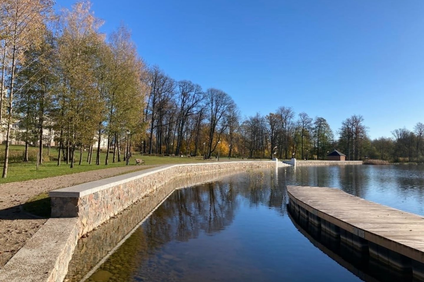 Biržų mieste esantis Astravo dvaras su parku – viena raiškiausių XIX a. romantinio klasicizmo stiliaus sodybų Lietuvoje.<br> KPD nuotr.