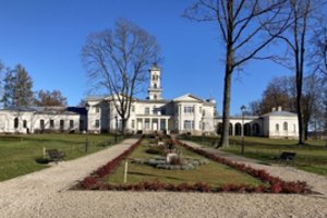 Sutvarkytas Astravo dvaro parkas: gėlynus papuošė atkurtos vazos
