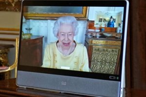 Naktį ligoninėje praleidusi karalienė Elizabeth II grįžo prie savo pareigų: neslėpė šypsenos