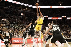 Be L. Jameso žaidę „Lakers“ rado kelią į pergalę prieš „Spurs“: žibėjo du lyderiai