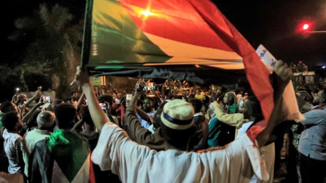 Protestuotojus Sudane teko raminti ašarinėmis dujomis: pranešama, kad premjeras parvežtas namo