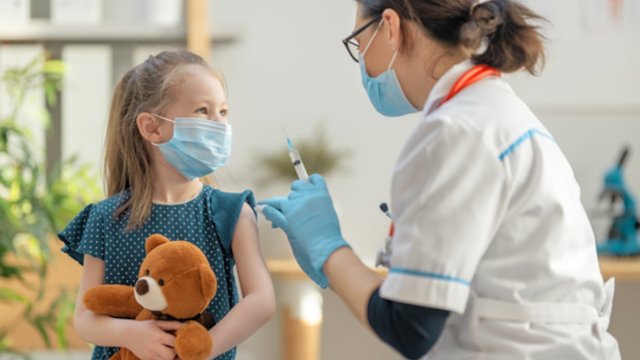 JAV ekspertų komisija rekomendavo 5–11 metų vaikus skiepyti „Pfizer“ vakcina nuo COVID-19
