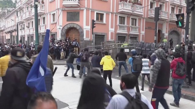 Ekvadore dėl benzino kainų kilo protestas: užblokuoti keliai, penki policijos pareigūnai sužeisti 