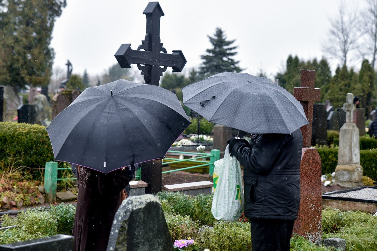 Lietuviai darosi vis labiau užimti, todėl populiarėja ir kapų tvarkymo paslaugos.<br>V.Ščiavinsko nuotr.