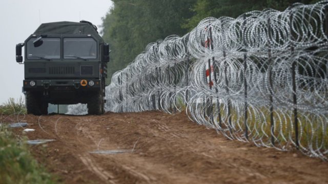 Baltarusijos pasienyje pradėti montuoti tvoros segmentai: finansavimo prašymas išgirstas nebuvo