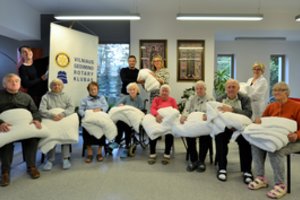Šimtai „Rotary antklodžių“ šildys senelius ir vaikus
