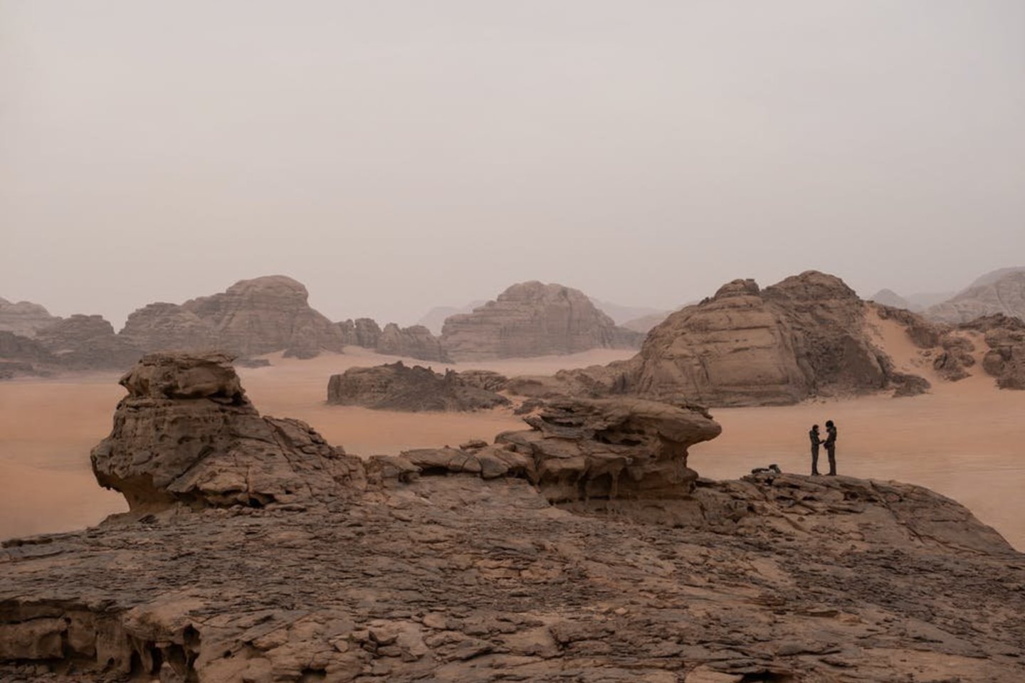  Knygose ir filme Arrakio planeta pasižymi negailestingai kepinančia saule ir plačiomis smėlio bei uolienų dykvietėmis<br> Warner Bros nuotr.