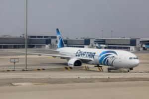Į Maskvą skridęs „EgyptAir“ lėktuvas aptikus žinutę su grasinimu sugrįžo į Kairą