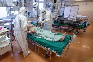 Koronavirusu susirgęs vyras siunčia žiną iš reanimacijos: „Verkiau, kodėl žmona neleido skiepytis“