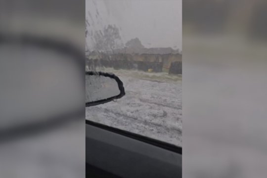 Australijos miestą Adelaidę užklupo kruša: gyventojai skaičiuoja transporto priemonėms padarytą žalą