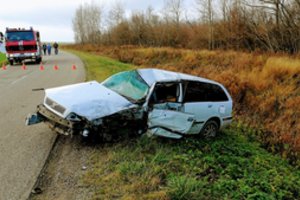 Rudens spąstai: ką daryti, jei automobilis ima slysti šlapiame kelyje