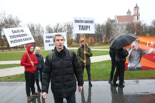 Nuteistam A. Paleckiui gynėjai surengė palaikymo akciją: neapsieita be incidentų