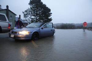 JAV Naujosios Anglijos regione dėl audros be elektros liko šimtai tūkstančių žmonių