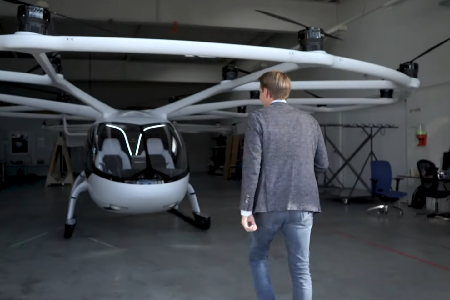 Vokietijos startuolis „Volocopter“ specializuojasi skraidančių miesto transporto priemonių kūrime.<br>Stop kadras