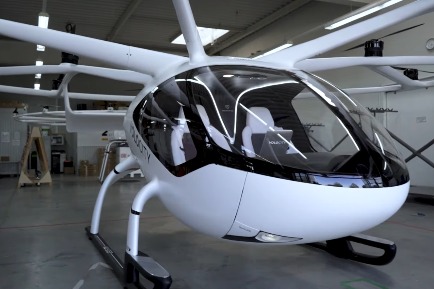 Vokietijos startuolis „Volocopter“ specializuojasi skraidančių miesto transporto priemonių kūrime.<br>Stop kadras