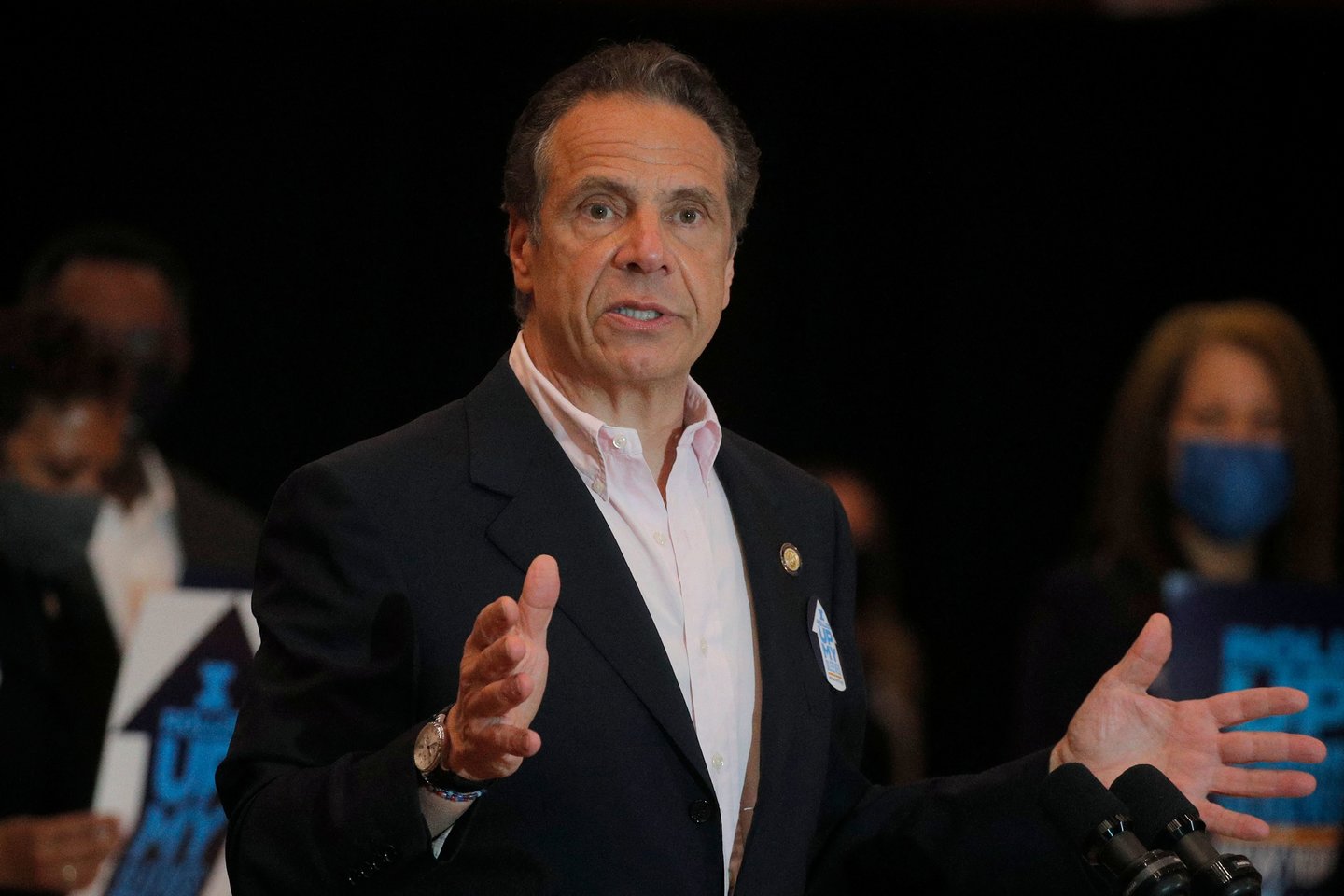 Buvęs Niujorko gubernatorius A. Cuomo apkaltintas seksualiniu nusikaltimu.<br> AFP/Scanpix nuotr.