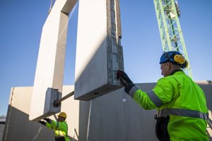 Būstų nuperkama mažiau, tačiau statybų aikštelėse situacija įtempta: trūksta ir medžiagų, ir statybininkų