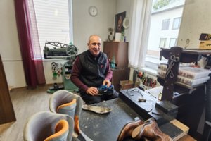 Prienų centre batus taiso armėnas Surenas – iš meilės darbui į dirbtuves ateina ir paryčiais