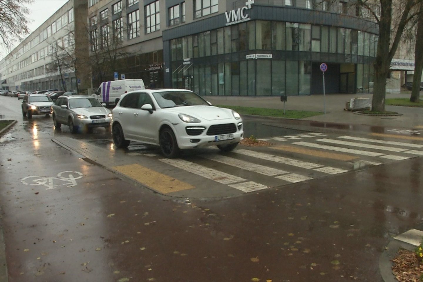 Vilniaus miesto gatvių infrastruktūros standartas, pavadintas Vilniaus gatvių atnaujinimo projektu, pasak jį pristačiusios savivaldybės, žymi sostinės gatvių desovietizacijos pradžią.<br>Stop kadras