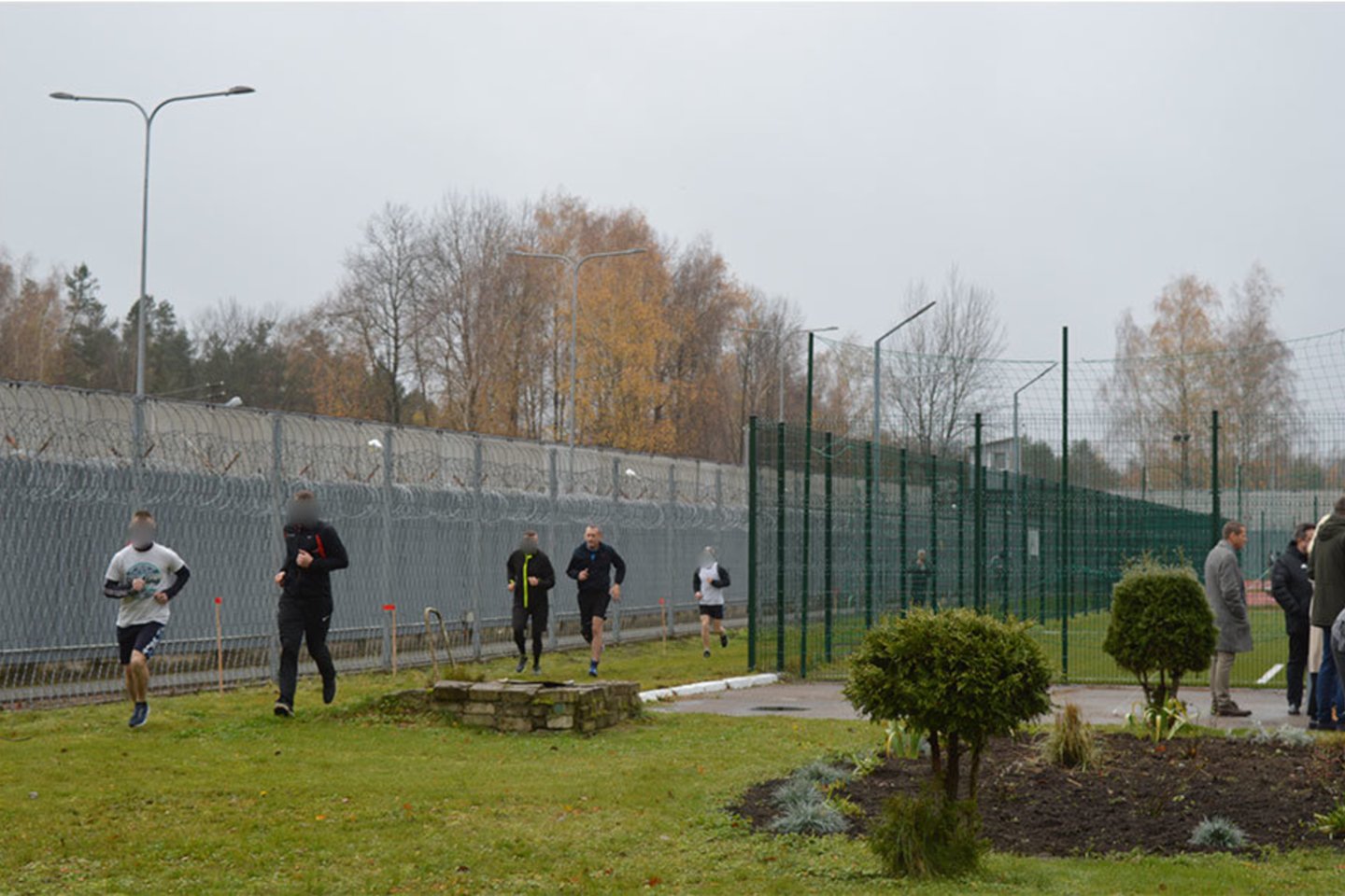 Bėgimas vyko įkalinimo įstaigos teritorijoje, aplink pastatus.<br> Pranešimo autorių nuotr.