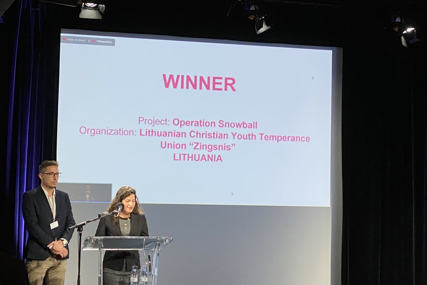  Apdovanojimas „jaunimas – jaunimui“ projektų atrankoje įteiktas projektui „Sniego gniūžtė“, kurį vykdo Lietuvos jaunimo sąjunga „Žingsnis“.<br> Organizacijos nuotr.
