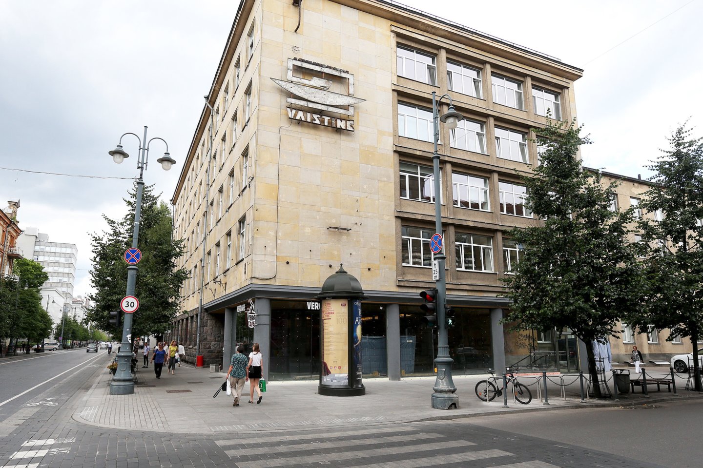 Teismas panaikino sostinės savivaldybės išduotus dokumentus, leidusius įstiklinti buvusio SAM pastato pirmą aukštą Gedimino prospekte Vilniuje.<br>R.Danisevičiaus nuotr.