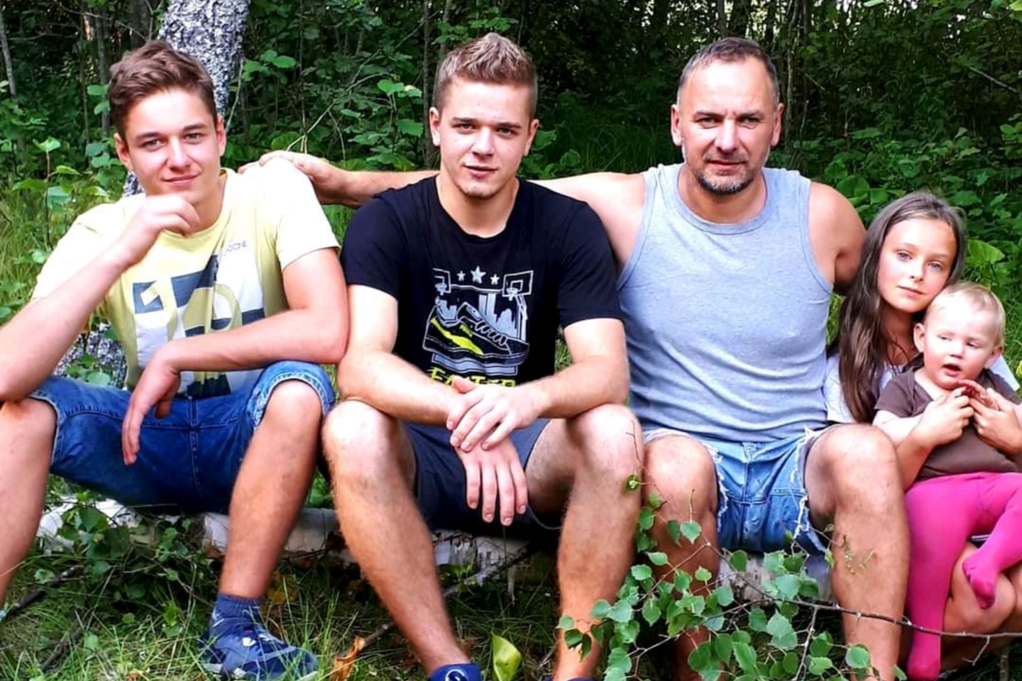 Keturių vaikų tėvas Antanas Poška įsitikinęs – vaikus reikia ne auklėti, o mylėti, saugoti ir lavinti.<br>Asmeninio albumo nuotr.