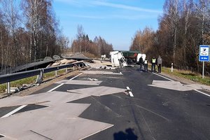 Kelmės rajone susidūrus dviem vilkikams žuvo abu vairuotojai