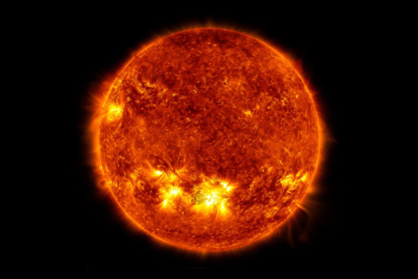  „POW! Saulė ką tik paleido galingą žybsnį“, – socialiniame tinkle „Twitter“ prie žybsnio nuotraukos parašė NASA atstovai.<br> NASA nuotr.
