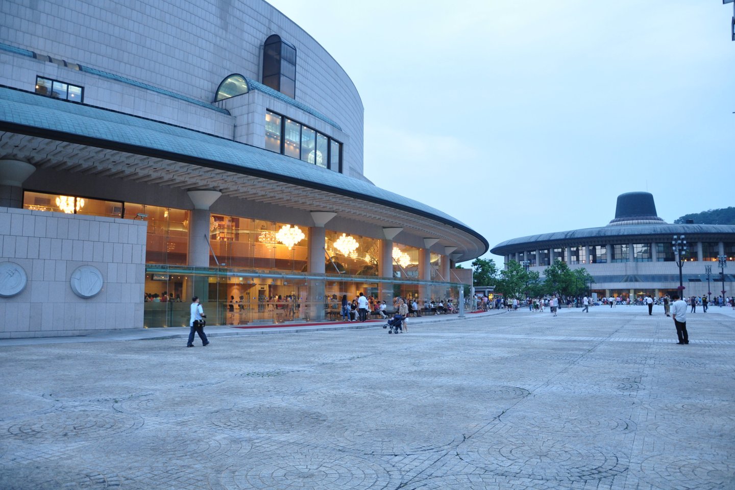 Įspūdingi Seulo operos teatro rūmai savo forma primena tradicinę korėjietišką bambuko skrybėlaitę.<br> „Wikipedia“ nuotr.
