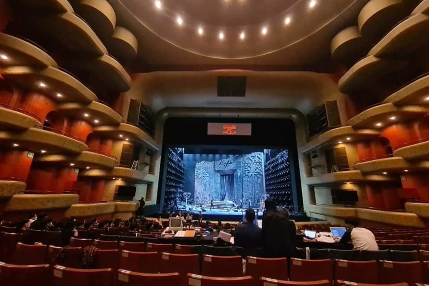 Seulo operos salė talpina iki pustrečio tūkstančio žiūrovų.<br> Nuotr. iš asmeninio albumo.