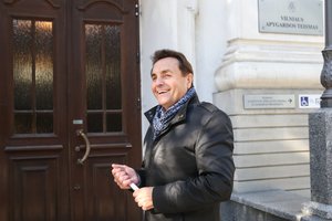 Su įmonės brangiu „Lexus“ ilgai važinėjęs P. Gražulis purtosi kaltės 