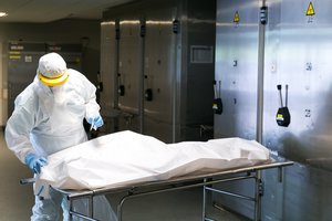 Po beveik mėnesio kovos COVID-19 pasiglemžė 36-erių vyrą, medikai nebegalėjo padėti