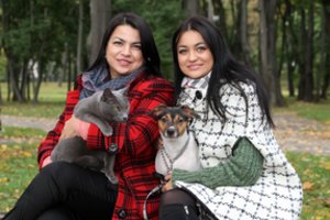 Dainininkė Giulija su dukra Monika neatsigina praeivių dėmesio: tam yra priežastis