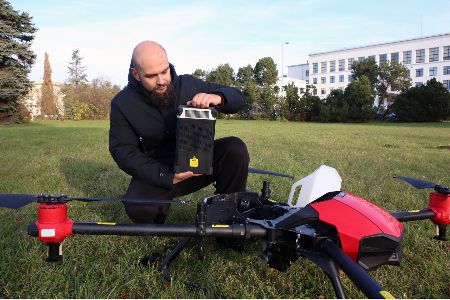M.Semenišinas parodė, kaip dronas paruošiamas naudoti.<br>M.Patašiaus nuotr.