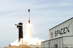 „Space X“ dėl prastų oro sąlygų atideda skrydį į TKS