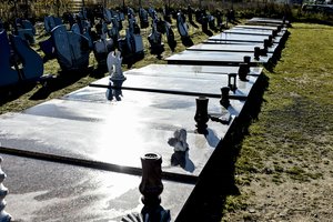 Kapų priežiūrą vis dažniau lengvina granitas, tačiau tai kai kada atsieina ir tūkstančius