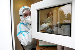 Koronavirusas praėjusią parą pasiglemžė net 36 asmenų gyvybes, fiksuoti 2527 nauji atvejai